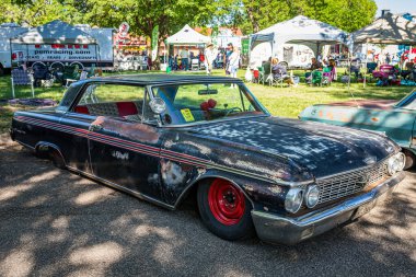 Falcon Heights, MN - 18 Haziran 2022: 1962 Ford Galaxie 500 2 Door Hardtop 'ın yüksek perspektifli ön köşe görüntüsü yerel bir araba fuarında.