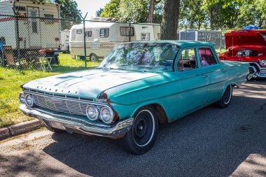 Falcon Heights, MN - 18 Haziran 2022: 1961 Chevrolet Biscayne Flattop Sedan 'ın yüksek perspektifli ön köşe görüntüsü.