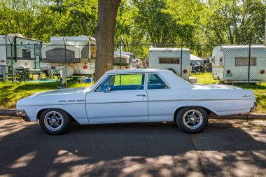 Falcon Heights, MN - 18 Haziran 2022: 1964 model Buick Special Coupeat 'in yüksek perspektifli yan görüntüsü.