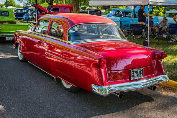 Falcon Heights, MN - 18 Haziran 2022: 1953 Ford Gümrük Hattı 2..