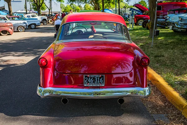 Falcon Heights, MN - 18 Haziran 2022: 1953 Ford Gümrük Hattı 2 Kapı Sedan 'ın yüksek perspektifli arka görüntüsü.
