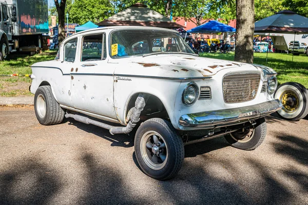 明尼苏达州猎鹰高地 2022年6月18日 1959年Studebaker Lark Gasser在当地车展上的高瞻远瞩前角景观 — 图库照片