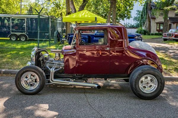 Falcon Heights, MN - 18 Haziran 2022: 1928 Ford Model A Hot Rod Coupe 'nin yerel bir araba fuarında yüksek perspektifli yan görüntüsü.