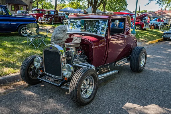 Falcon Heights, MN - 18 Haziran 2022: 1928 Ford Model A Hot Rod Coupe 'nin yerel bir araba fuarında yüksek perspektifli ön köşe görüntüsü.