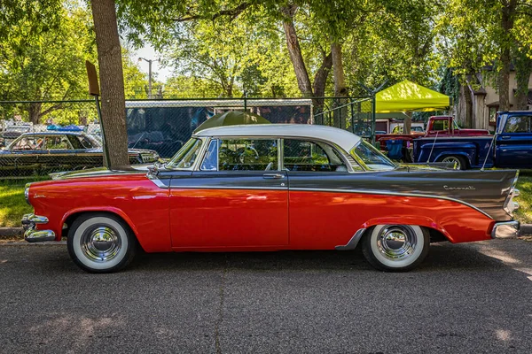 Falcon Heights, MN - 18 Haziran 2022: 1956 Dodge Coronet Lancer 2 Door Hardtop yerel bir araba fuarında.