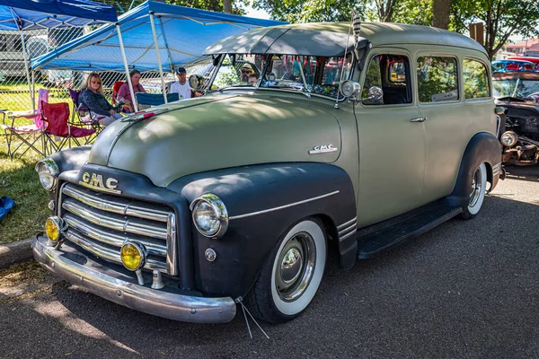 Falcon Heights Juni 2022 Hochperspektivische Frontansicht Eines Gmc Suburban Carryall — Stockfoto