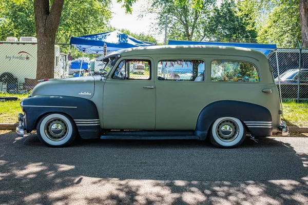 Falcon Heights, MN - 18 Haziran 2022: Yerel bir otomobil fuarında 1950 GMC Suburban Carryall 'ın yüksek perspektifli yan görüntüsü.