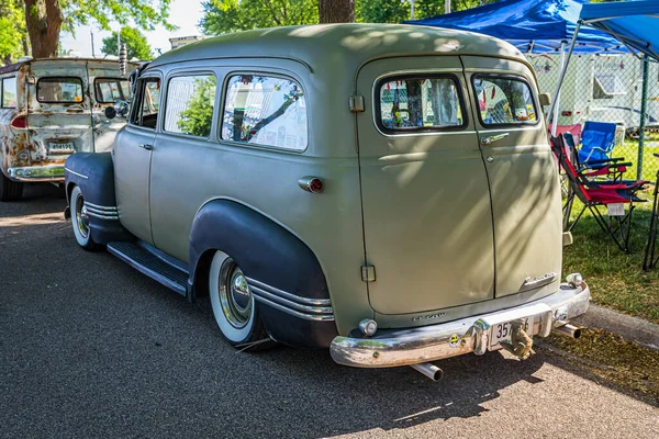 Falcon Heights, MN - 18 Haziran 2022: 1950 GMC Suburban Carryall otomobil fuarının yüksek perspektifli arka köşe görüntüsü.