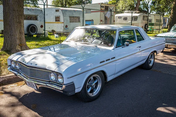 Falcon Heights, MN - 18 Haziran 2022: Yerel bir araba fuarında 1964 Buick Special Coupe 'nin yüksek perspektifli ön köşe görüntüsü.