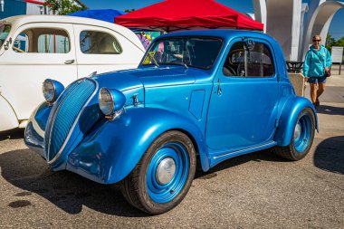 Falcon Heights, MN - 18 Haziran 2022: Yerel bir otomobil fuarında 1947 Fiat 500 Topolino Coupe 'nin yüksek perspektifli ön köşe görüntüsü.
