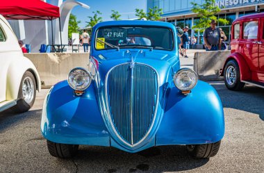 Falcon Heights, MN - 18 Haziran 2022: Yerel bir otomobil fuarında 1947 Fiat 500 Topolino Coupe 'nin yüksek perspektifli ön görüntüsü.