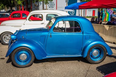 Falcon Heights, MN - 18 Haziran 2022: Yerel bir araba fuarında 1947 Fiat 500 Topolino Coupe 'nin düşük perspektifli yan görüntüsü.