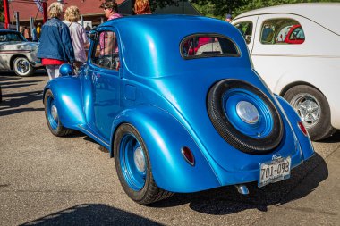 Falcon Heights, MN - 18 Haziran 2022: Yerel bir otomobil fuarında 1947 Fiat 500 Topolino Coupe 'nin yüksek perspektifli arka köşe görüntüsü.