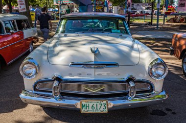 Falcon Heights, MN - 18 Haziran 2022: Yerel bir araba fuarında 1956 Desoto Firedome Seville Hardtop Coupe.