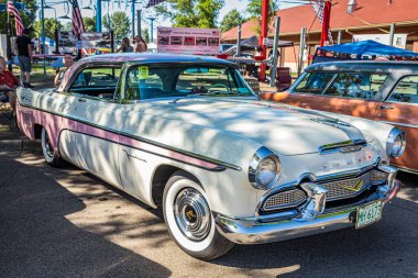Falcon Heights, MN - 18 Haziran 2022: Yerel bir araba fuarında 1956 Desoto Firedome Seville Hardtop Coupe 'nin yüksek perspektifli ön köşe görüntüsü.