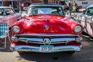 Falcon Heights, MN - 18 Haziran 2022: Yerel bir otomobil fuarında 1954 Ford Crestline Skyliner 2 Door Hardtop ön görüntüsü.