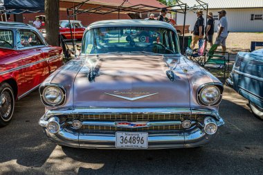Falcon Heights, MN - 18 Haziran 2022: 1957 model Chevrolet BelAir 4 kapılı bir otomobil fuarının yüksek perspektifli manzarası.
