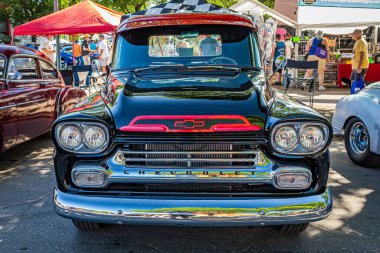 Falcon Heights, MN - 18 Haziran 2022: 1959 Chevrolet Apache 3100 Stepside pikapı yerel bir araba fuarında yüksek perspektifli görüş.