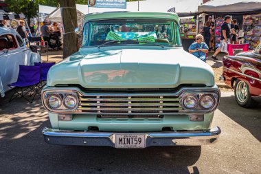Falcon Heights, MN - 18 Haziran 2022: Yerel bir otomobil fuarında 1959 Ford F100 Stepside Pickup Truck 'ın yüksek perspektifli ön görüntüsü.
