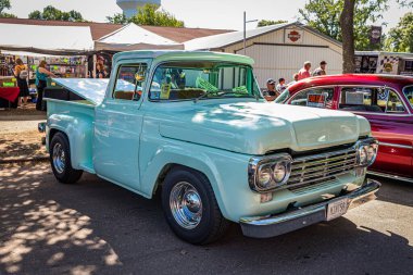 Falcon Heights, MN - 18 Haziran 2022: 1959 Ford F100 Stepside Pickup Truck 'ın yerel bir araba fuarında yüksek perspektifli ön köşe görüntüsü.