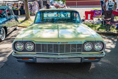 Falcon Heights, MN - 18 Haziran 2022: Yerel bir otomobil fuarında 1964 Chevrolet Impala SS Hardtop Coupe 'nin yüksek perspektifli ön görüntüsü.
