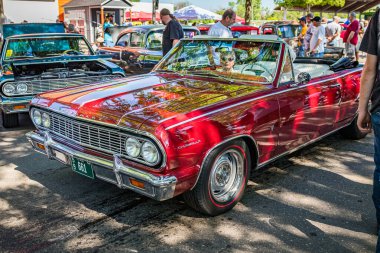 Falcon Heights, MN - 18 Haziran 2022: 1964 Chevrolet Chevelle Malibu SS Üstü açılabilen bir otomobil fuarının yüksek perspektifli ön köşesi.