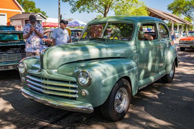 Falcon Heights, MN - 18 Haziran 2022: Yerel bir araba fuarında Ford Super Deluxe Coupe 'nin yüksek perspektifli ön köşe görüntüsü.