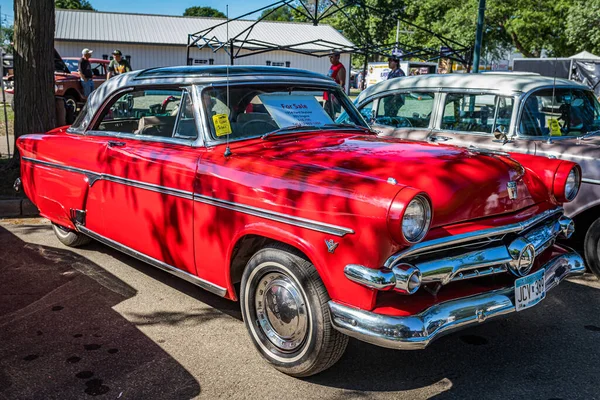 Falcon Heights Juni 2022 Hochperspektivische Frontansicht Eines Ford Crestline Skyliner — Stockfoto