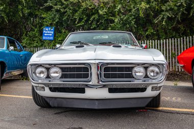 Tybee Adası, GA - 3 Ekim 2020: Yerel bir araba fuarında 1968 Pontiac Firebird Üstü açılır.