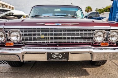 Tybee Adası, GA - 3 Ekim 2020: Düşük perspektif 1963 Chevrolet Impala SS Hardtop Coupe yakın görüş yerel bir araba fuarında.