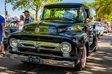 Falcon Heights, MN - 18 Haziran 2022: Yerel bir araba fuarında 1956 model Ford F100 kamyonetin düşük perspektifli köşeli görüntüsü.