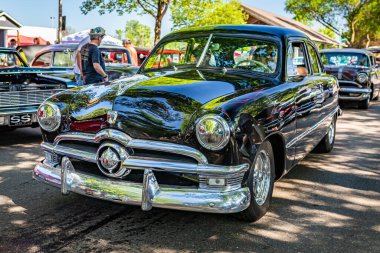 Falcon Heights, MN - 18 Haziran 2022: 1950 model Ford Deluxe 2 Kapı Kulübü Coupe 'nin yüksek perspektifli ön köşesi.