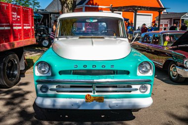 Falcon Heights, MN - 18 Haziran 2022: Yerel bir otomobil fuarında 1957 Dodge D100 kamyonet manzarası.
