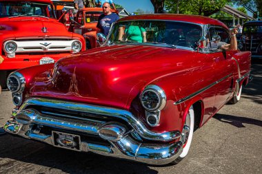 Falcon Heights, MN - 18 Haziran 2022: 1953 model Oldsmobile Super 88 Deluxe 2 Kapılı Sedan 'ın yüksek perspektifli ön köşe görüntüsü.
