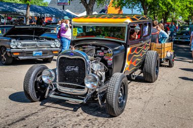 Falcon Heights, MN - 18 Haziran 2022: 1929 model bir Hot Rod Tudor Sedan 'ın yerel bir otomobil fuarında yüksek perspektifli ön köşe görüntüsü.