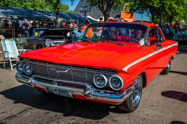 Falcon Heights, MN - 18 Haziran 2022: 1961 Chevrolet Impala SS Hardtop Coupe 'nin yüksek perspektifli ön köşe görüntüsü.