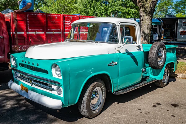 2022年6月18日 密歇根州猎鹰高地 1957年道奇D100皮卡 Dodge D100 Ppick Truck 在当地车展上的高透视前角视图 — 图库照片