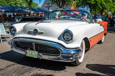 Falcon Heights, MN - 18 Haziran 2022: 1956 Oldsmobile Super 88 Convertible 'in yüksek perspektifli ön köşe görüntüsü yerel bir araba fuarında.