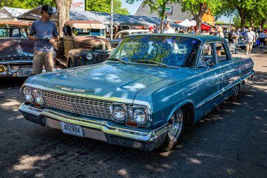 Falcon Heights, MN - 18 Haziran 2022: 1963 Chevrolet Impala Spor Sedan 'ın yüksek perspektifli ön köşe görüntüsü.