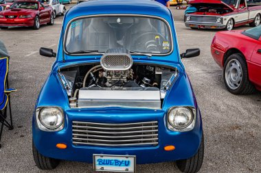 Daytona Plajı, FL - 28 Kasım 2020: Yerel bir araba fuarında Chevrolet 406 V8 motoru olan Fiat 600 Pro Street Dragster 'ın yüksek perspektifli ön görüntüsü.