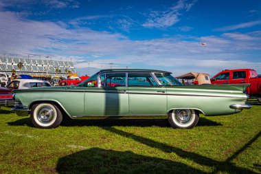 Daytona Plajı, FL - 28 Kasım 2020: Yerel bir otomobil fuarında 1959 model Buick Invicta Hardtop Sedan 'ın düşük perspektifli yan görüntüsü.