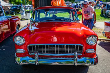 Falcon Heights, MN - 18 Haziran 2022: Yerel bir araba fuarında 1955 model Chevrolet BelAir Hardtop Coupe 'nin ön görüntüsü.