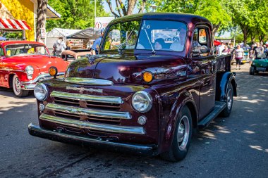 Falcon Heights, MN - 18 Haziran 2022: Yerel bir araba fuarında bir Dodge B100 kamyonetinin yüksek perspektifli ön köşe görüntüsü.
