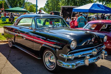 Falcon Heights, MN - 18 Haziran 2022: Yerel bir araba fuarında 1954 Ford Crestline Hardtop Coupe 'nin yüksek perspektifli ön köşe görüntüsü.