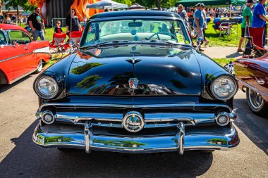 Falcon Heights, MN - 18 Haziran 2022: Yerel bir araba fuarında 1954 Ford Crestline Hardtop Coupe 'nin yüksek perspektifli ön görüntüsü.