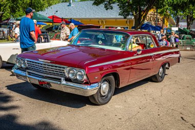 Falcon Heights, MN - 18 Haziran 2022: Yerel bir araba fuarında 1962 Chevrolet Impala SS Hardtop Coupe 'nin yüksek perspektifli ön köşe görüntüsü.