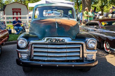 Falcon Heights, MN - 18 Haziran 2022: 1954 GMC 100 Stepside pikapı yerel bir araba fuarında yüksek perspektifli ön görüş.