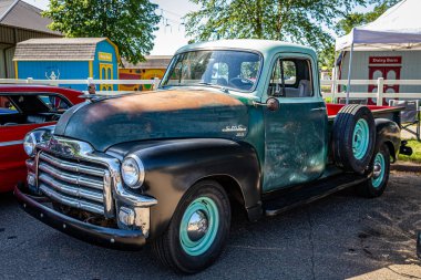 Falcon Heights, MN - 18 Haziran 2022: 1954 GMC 100 Stepside pikapı yerel bir araba fuarında yüksek perspektifli ön köşe görüntüsü.