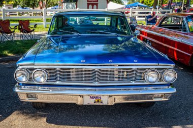 Falcon Heights, MN - 18 Haziran 2022: 1964 Ford Galaxie 500 Club Coupe 'nin yüksek perspektifli ön görüntüsü yerel bir araba fuarında.