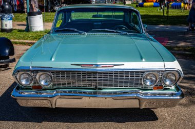 Falcon Heights, MN - 18 Haziran 2022: Yerel bir otomobil fuarında 1963 Chevrolet Impala SS Hardtop Coupe 'nin yüksek perspektifli ön görüntüsü.